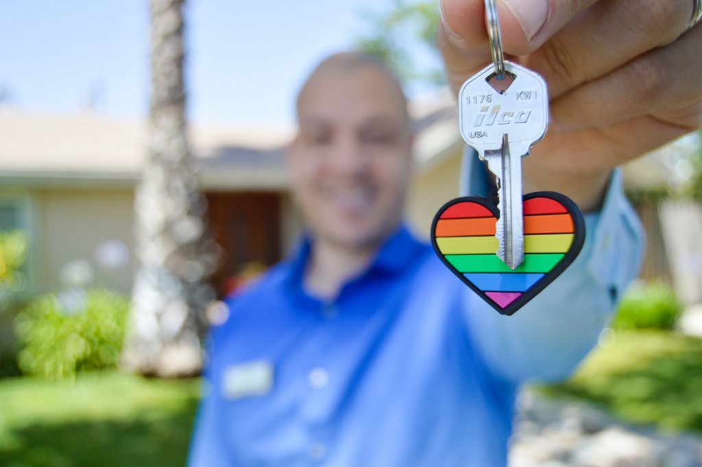 Homme tendant les clés d'une maison