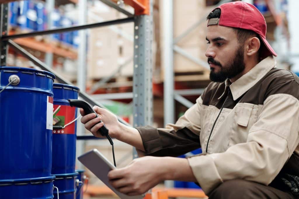 employé qui scanne un produit