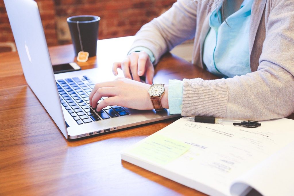 personne en train de travailler sur un ordinateur