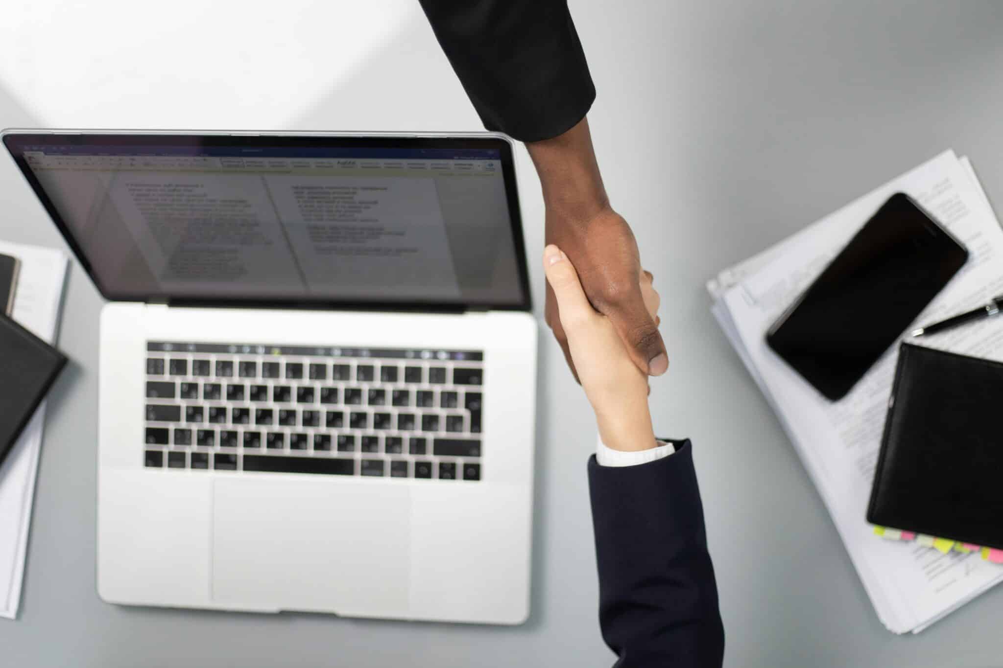 Conformité réglementaire des contrats intelligents dans les transactions commerciales
